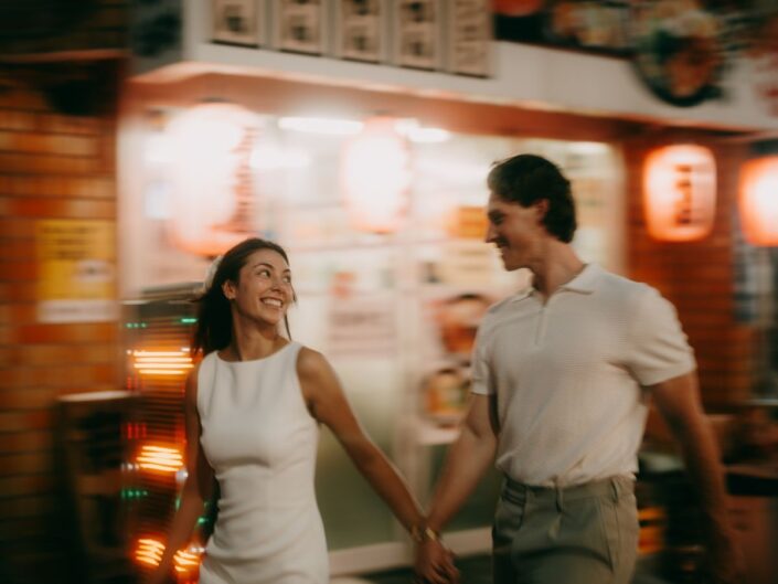 fiatal nő férfi kézen fogva utca elmosódó