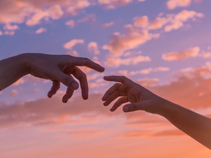 két kéz egymás felé nyúl