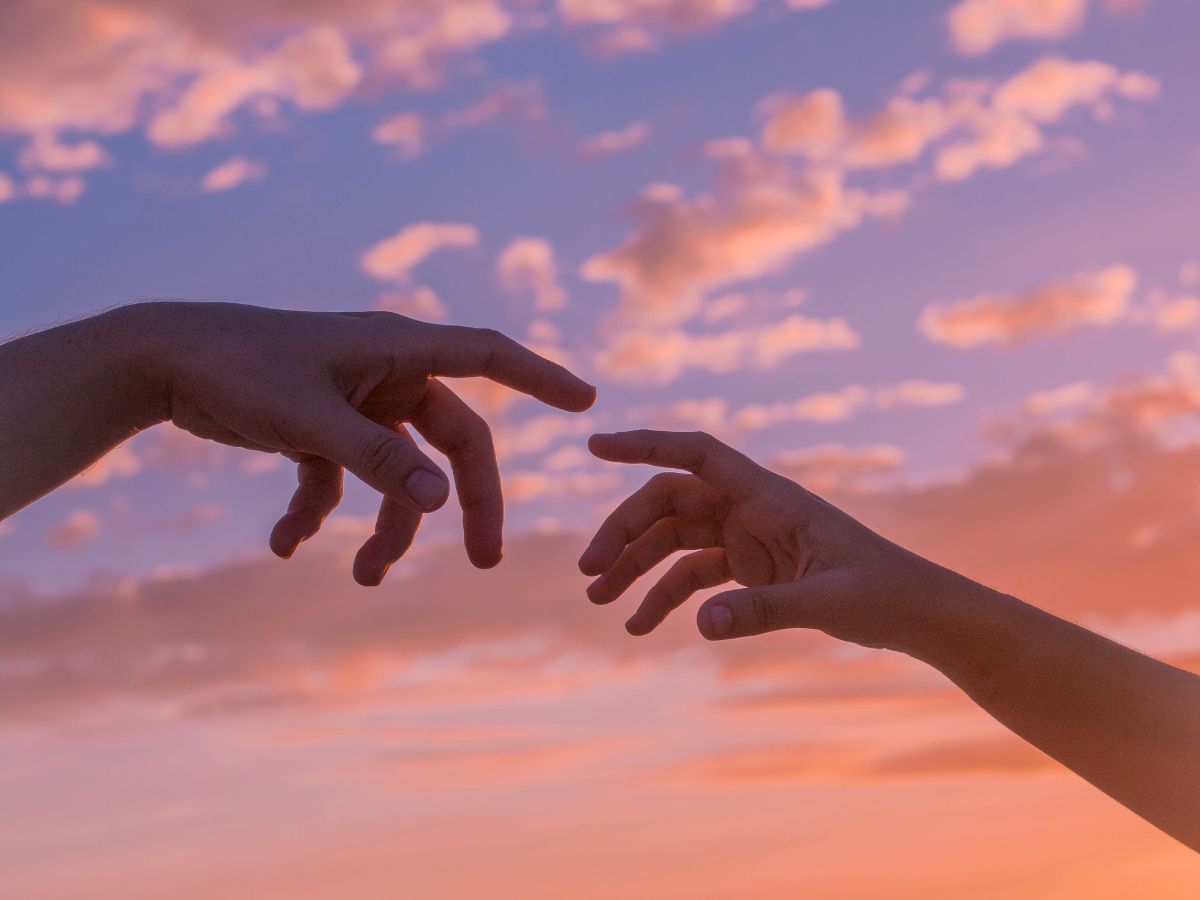 két kéz egymás felé nyúl