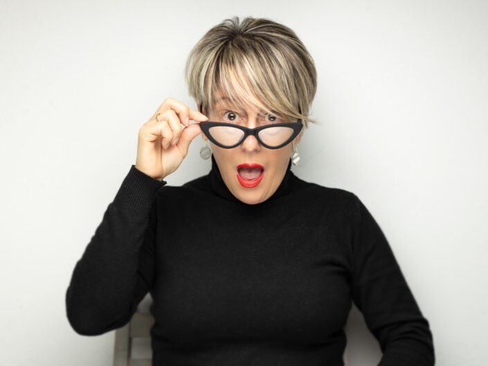 meglepődött középkorú nő