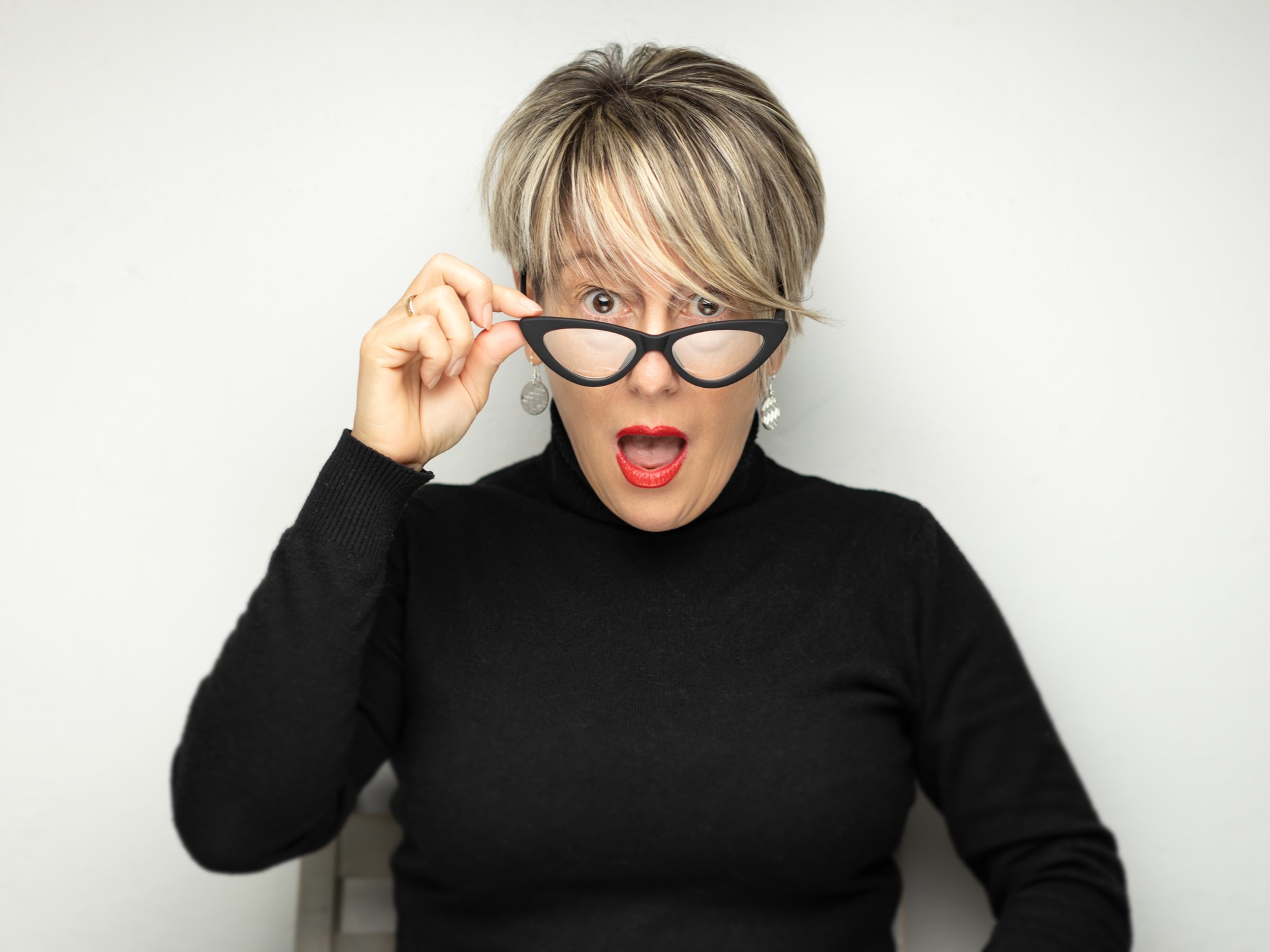 meglepődött középkorú nő