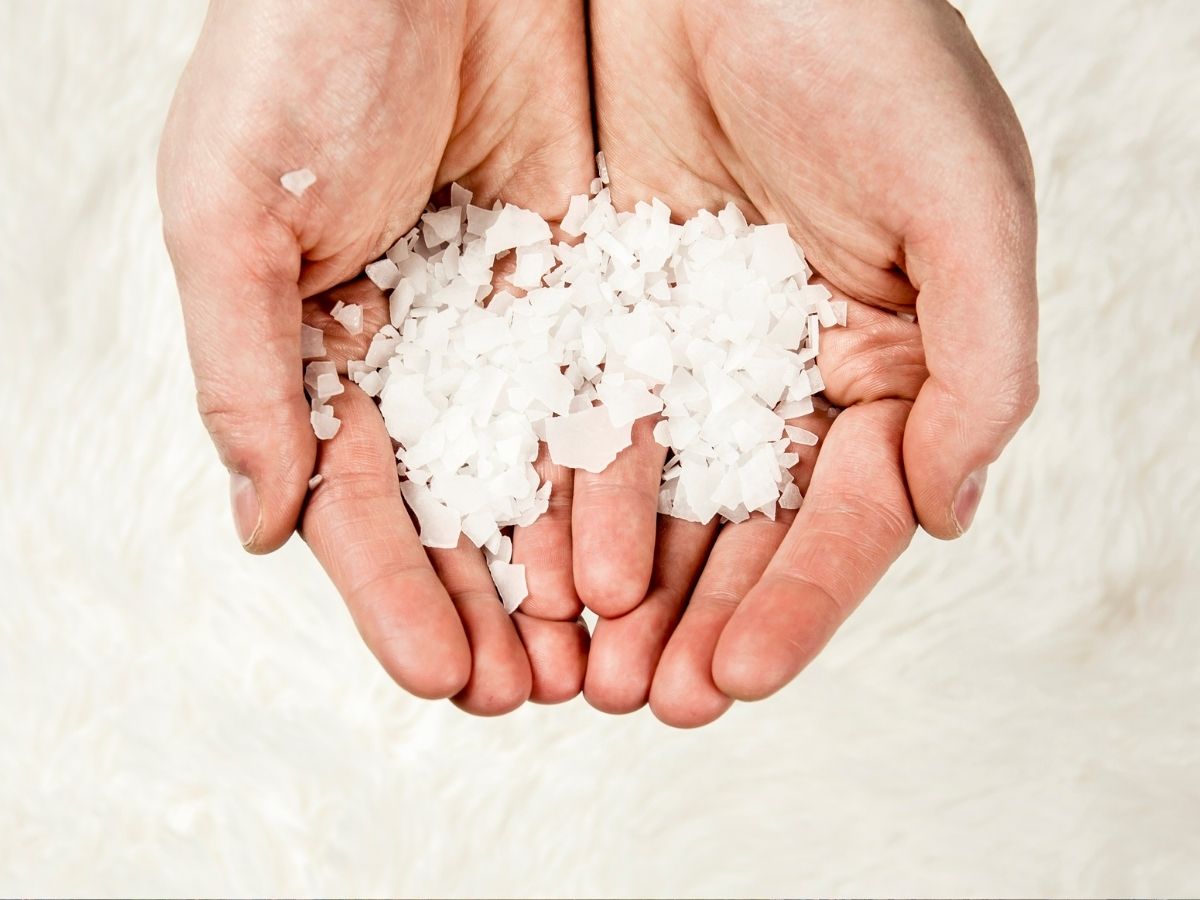 magnéziumszemcsék kézben