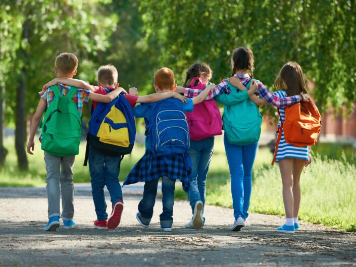 gyerekek diákok hátizsákkal utcán barátok