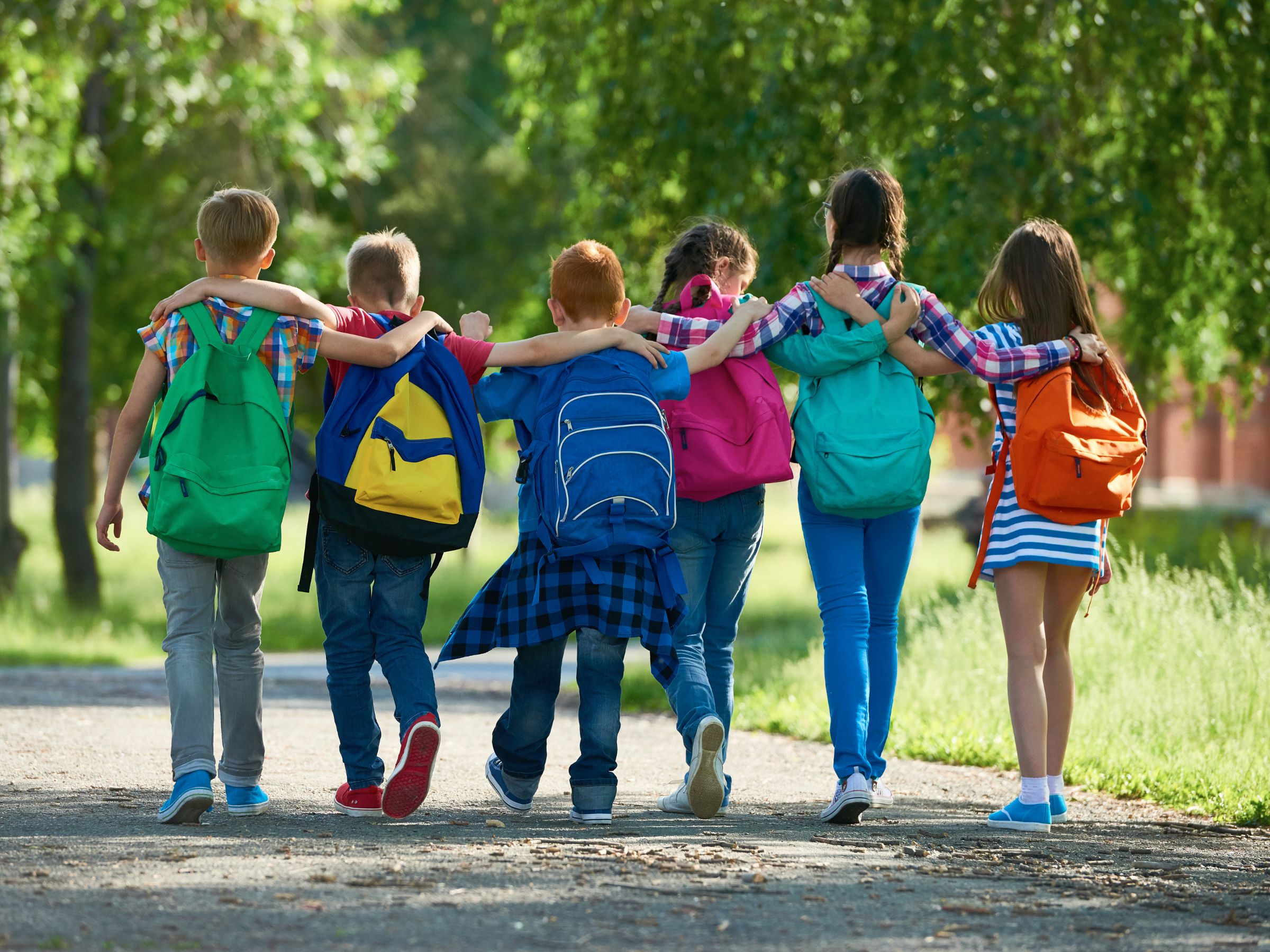 gyerekek diákok hátizsákkal utcán barátok