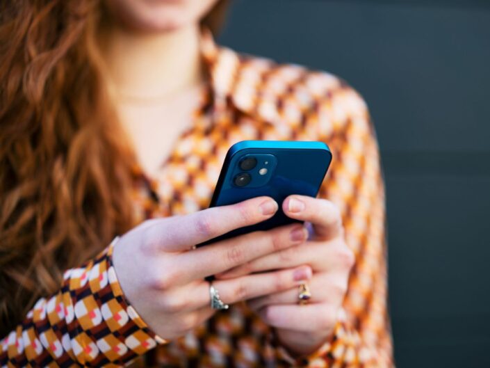 fiatal nő színes ing mobiltelefon