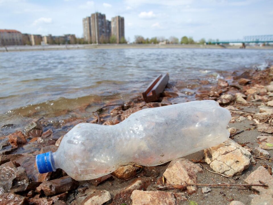 műanyag szemét, folyó, környezetszennyezés 