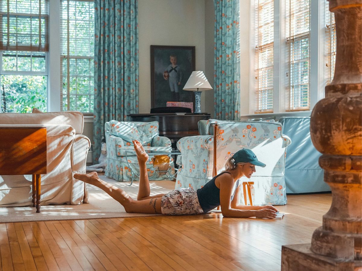 nappaliban olvasó nő, lakberendezés, enteriőr