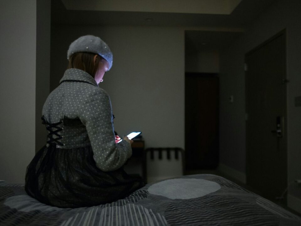 csinos nő okostelefonnal a kezében 