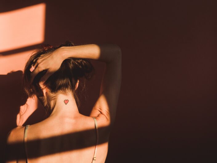 nő hátulról, árnyékkal