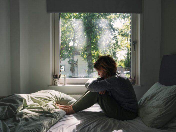 nő ágy ül szorongás otthon hálószoba