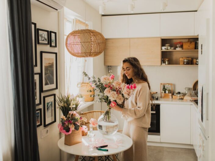 stílusos konyha fiatal nő virágok otthon