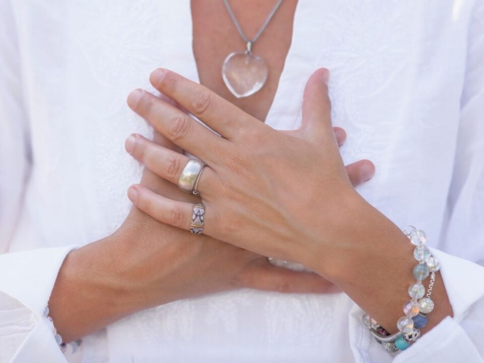 4-jel-hogy-figyelmeztet-univerzum - Nők Lapja nő szívére teszi a kezét