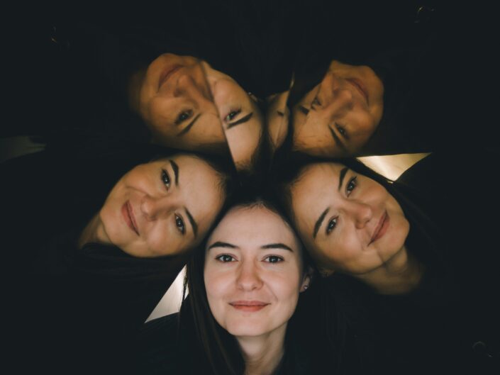 töredezett női arckép