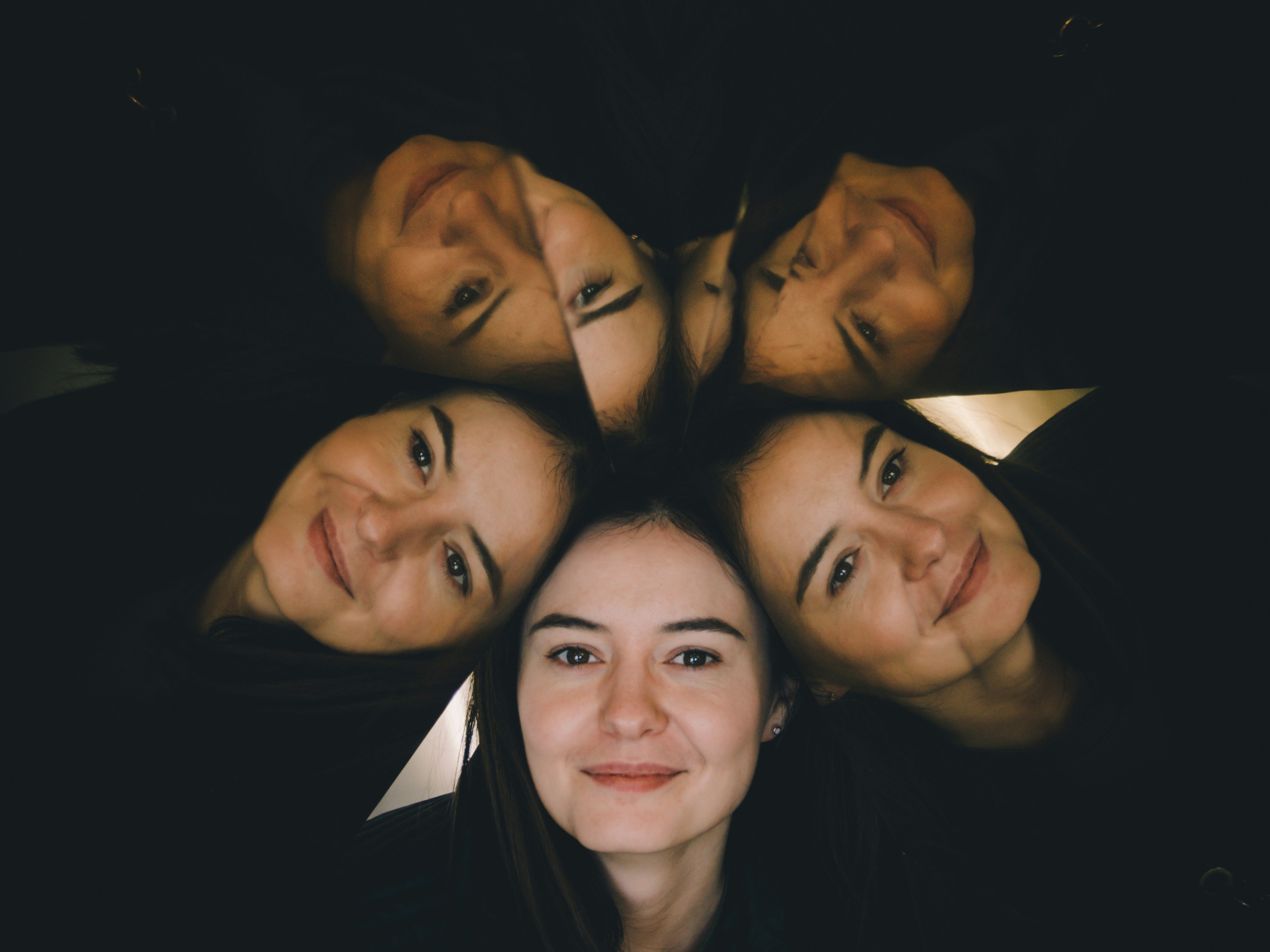 töredezett női arckép