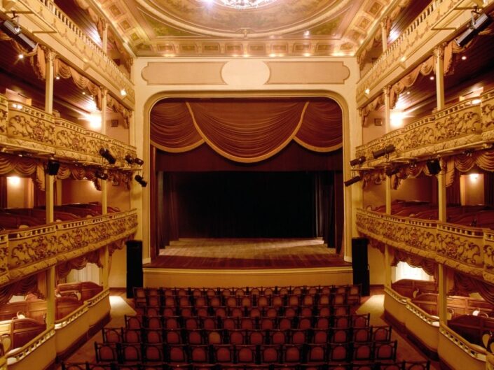 színház
