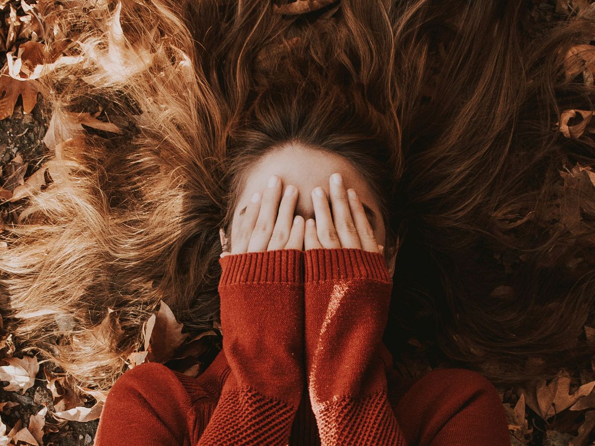 szomorú nő ősszel