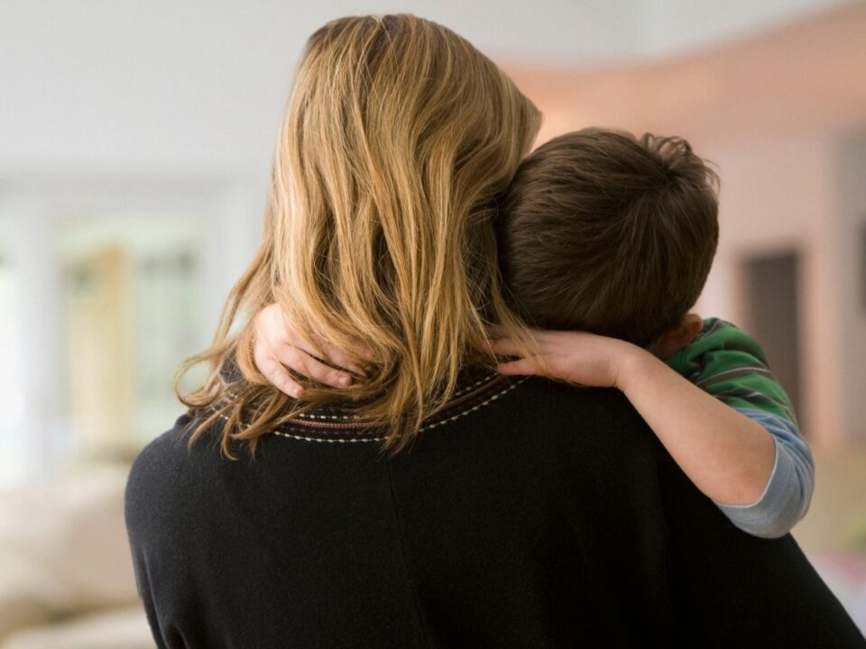 szorongast-szuloktol-orokoljuk - Nők Lapja anyja vállán fekvő gyerek