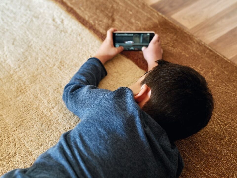 gyerek-digitalis-jelenlet-szabalyok-szuloknek - Nők Lapja gyerek földön telefonozik