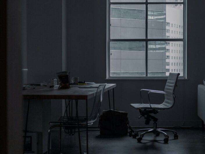 sötét munkahelyi környezet
