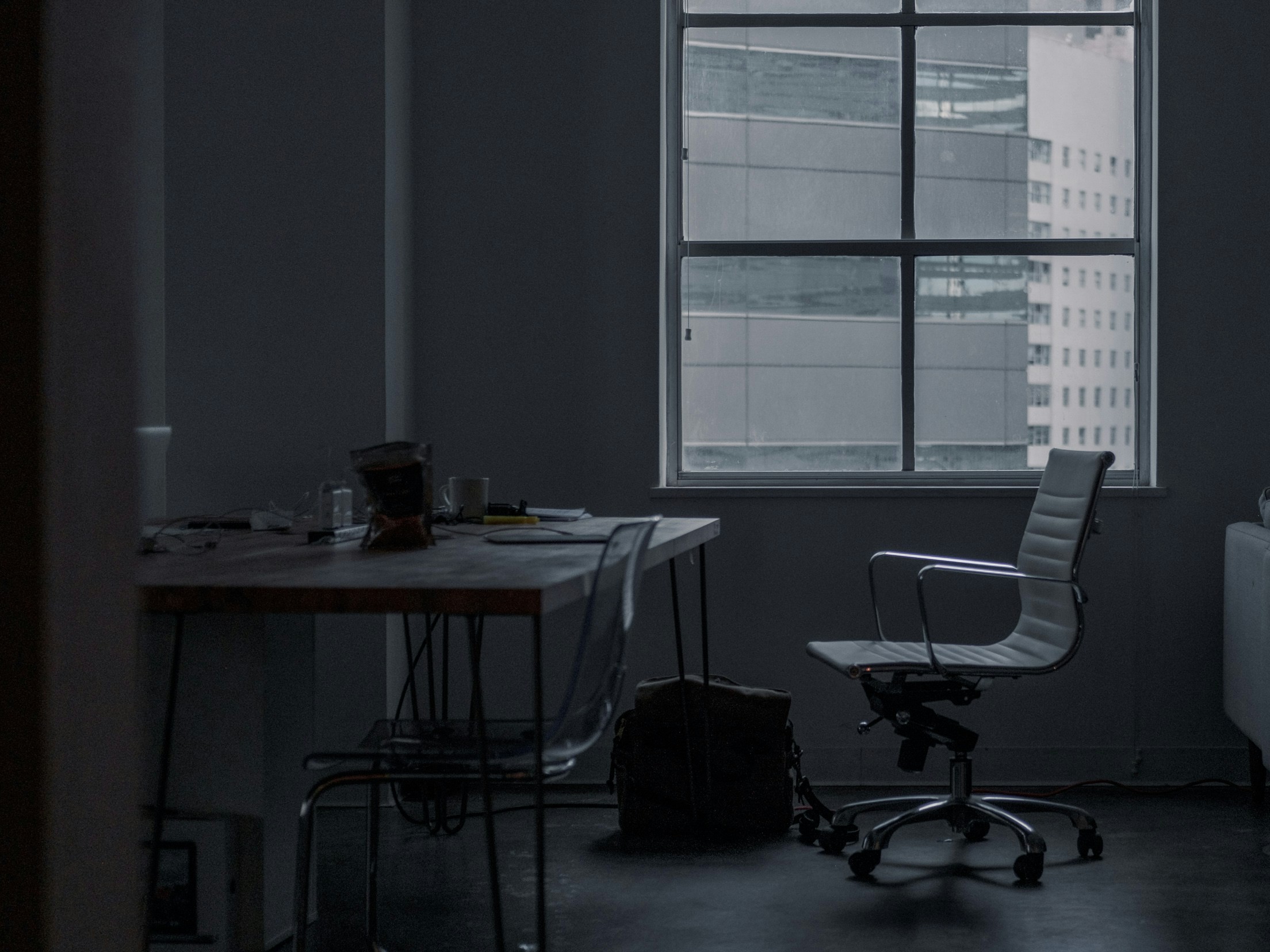 sötét munkahelyi környezet