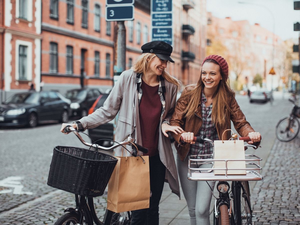 városlakók az utcán