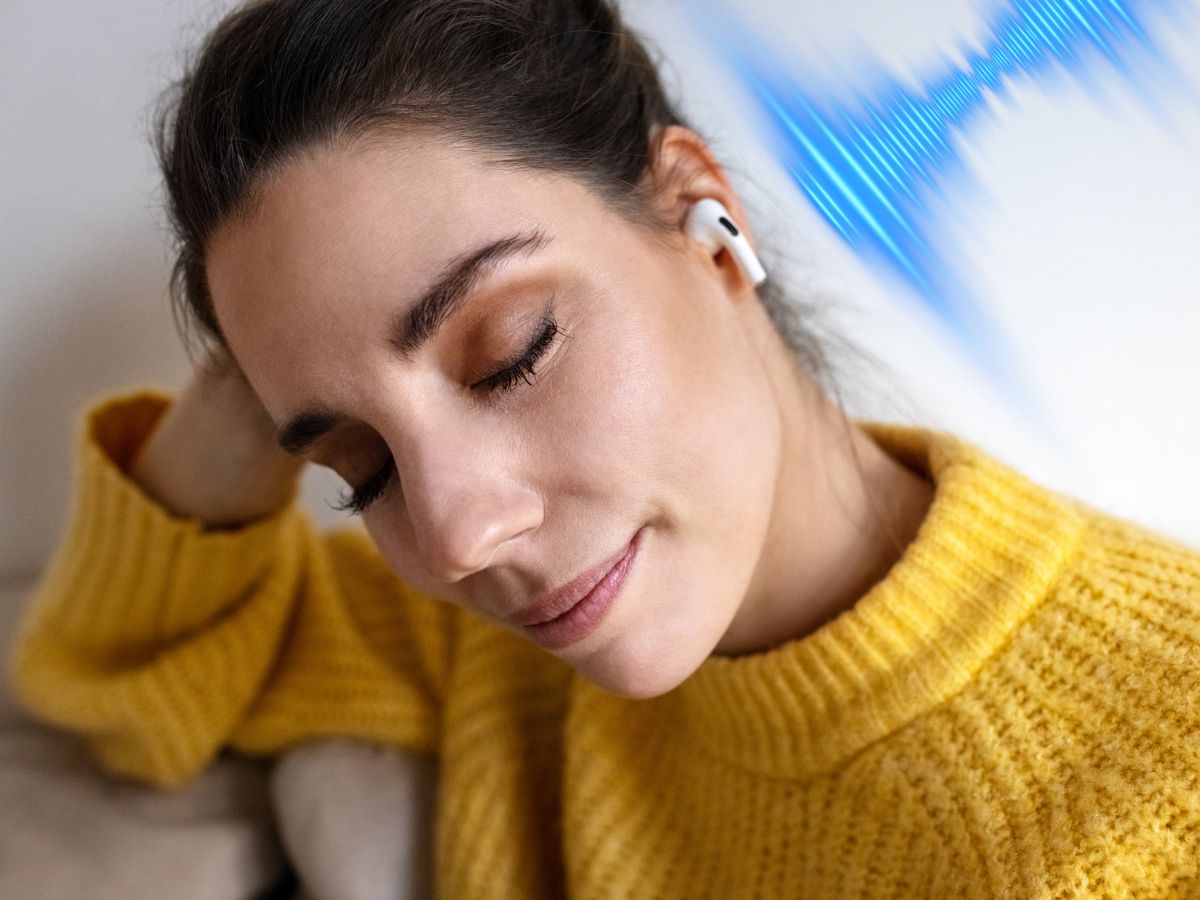 nő zenehallgatás vezeték nélküli fülhallgató