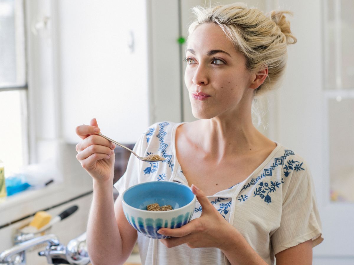 fiatal nő zabpelyhet eszik