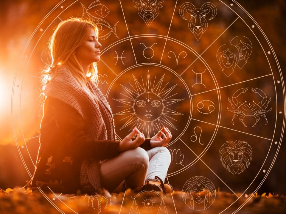 Nő meditál asztrológia
