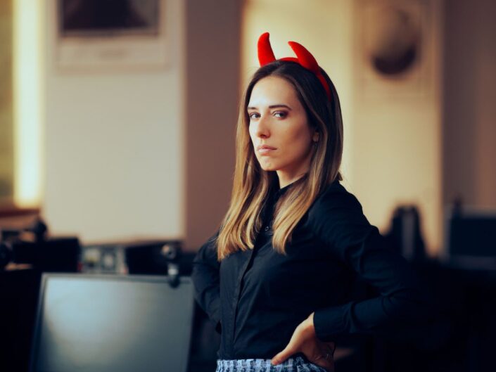 fiatal nő ördög szarv otthon sötét ruha