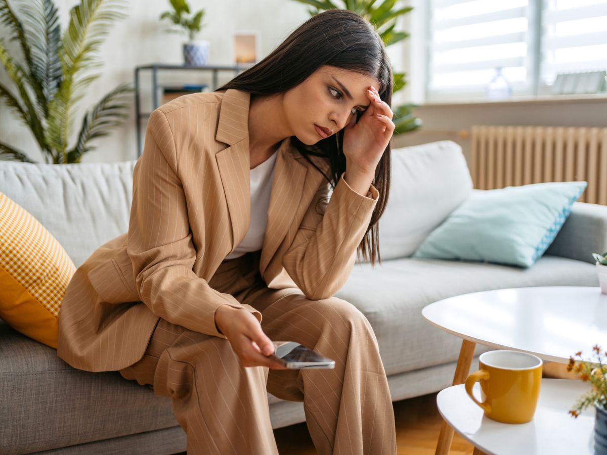 fiatal nő rossz hírt kap telefonon