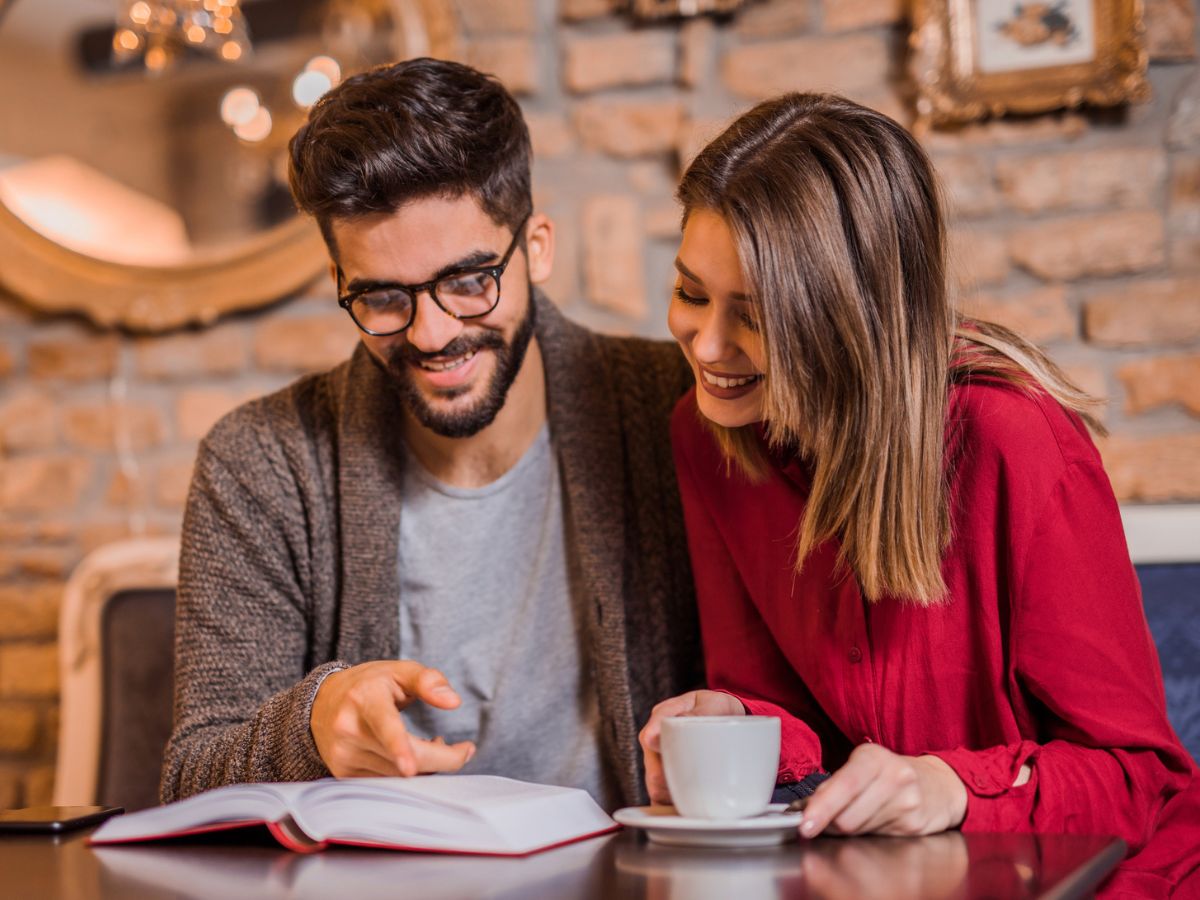 fiatal pár kávézó könyv szerelmesek olvasás nő férfi