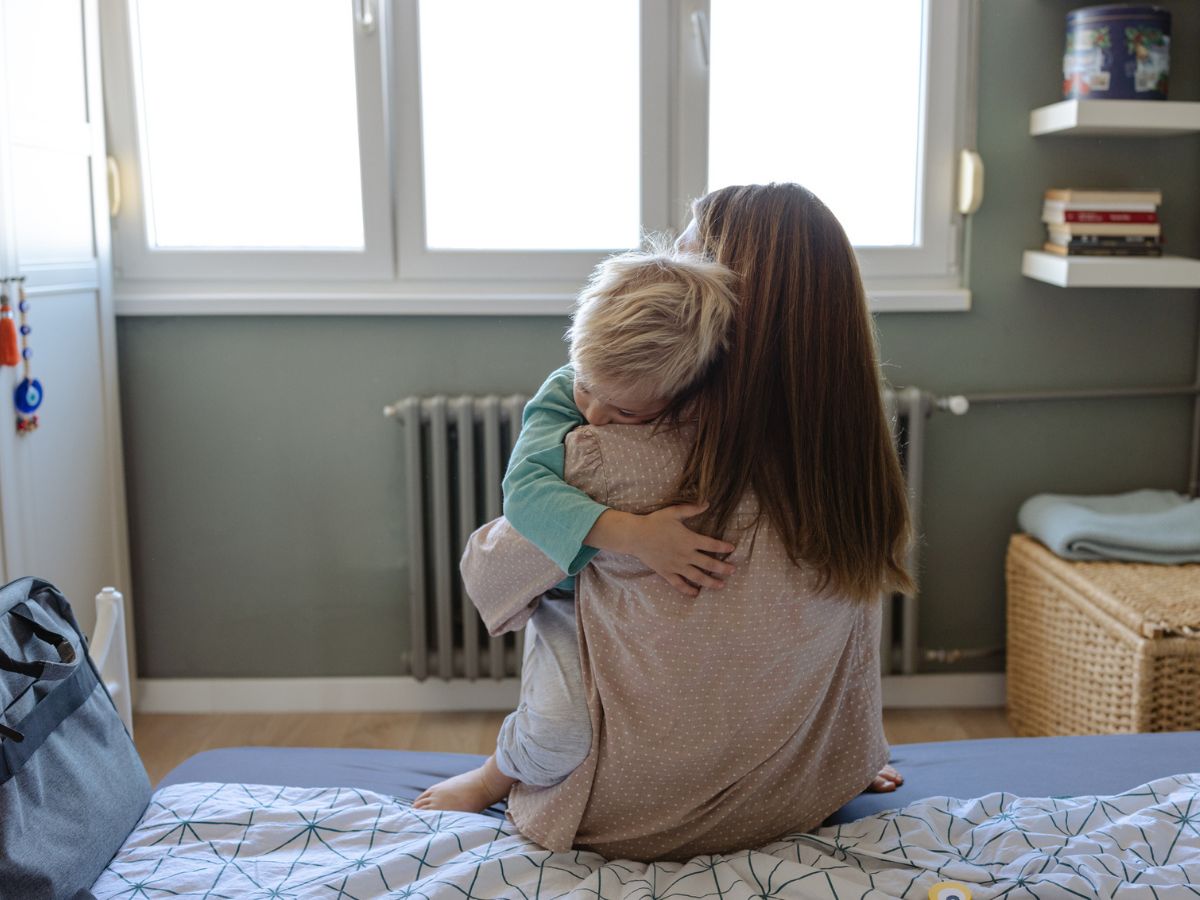 nő anyuka gyerek otthon szoba ölelés