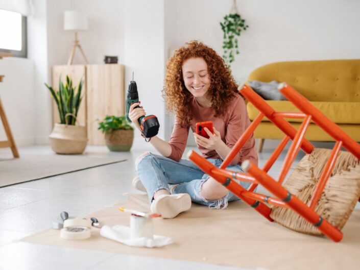 nő szerel bútor ház körüli javítás