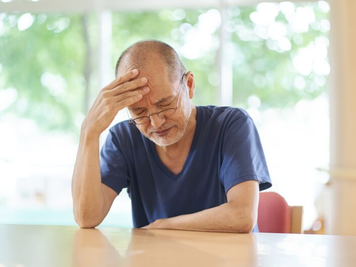 középkorú férfi fogja a fejét