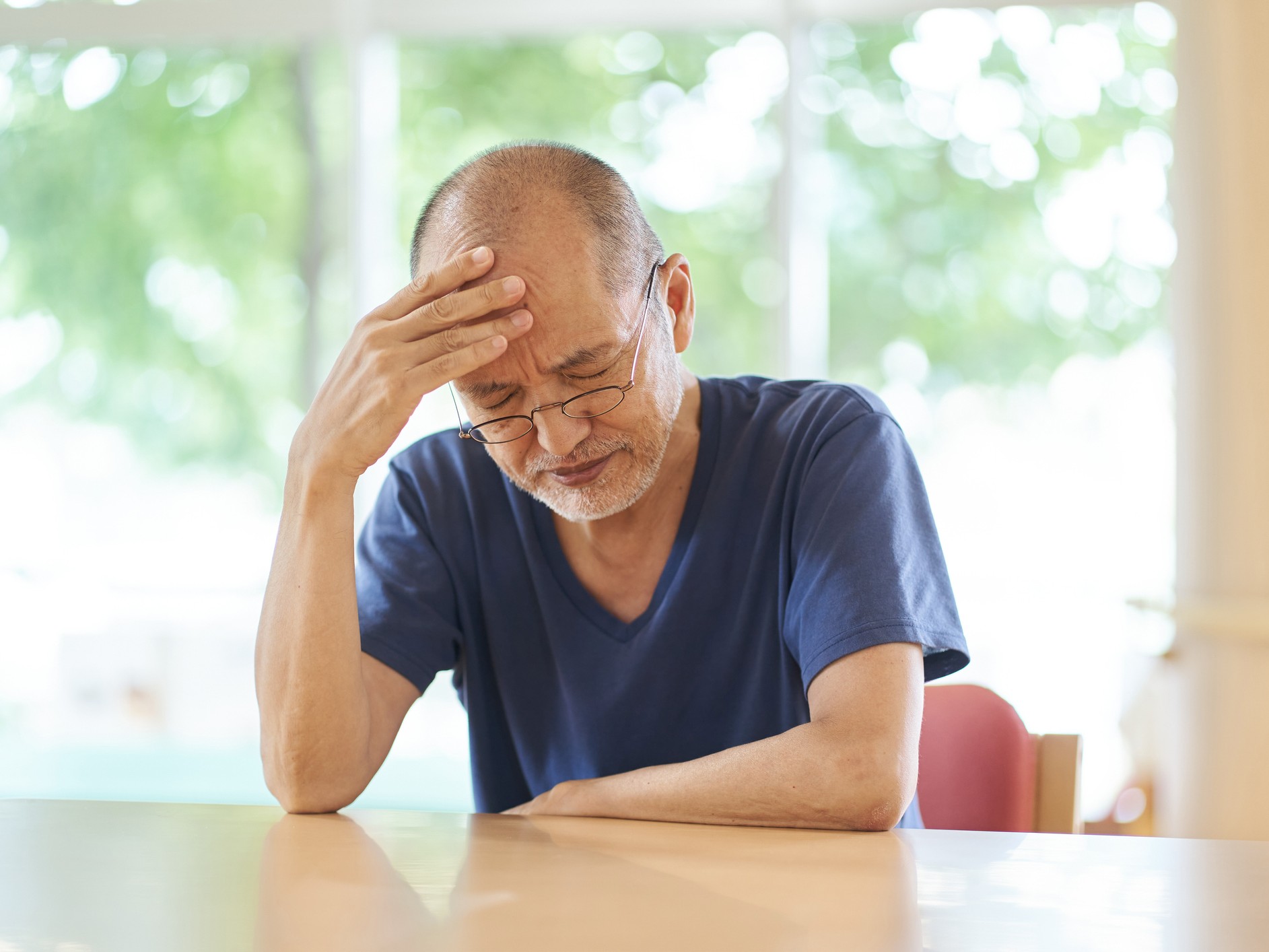 középkorú férfi fogja a fejét