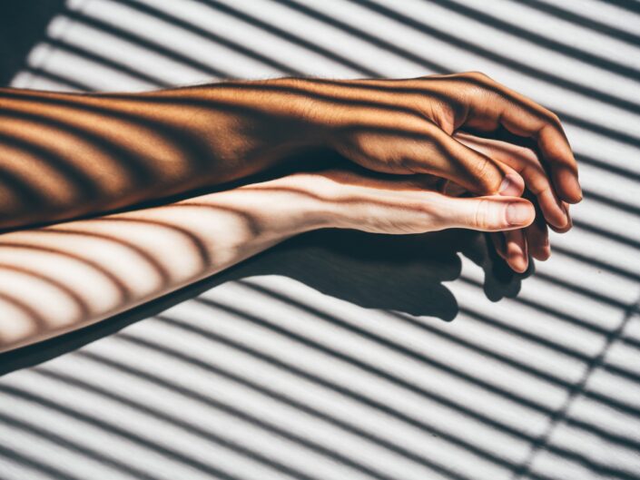 kezek és árnyékok