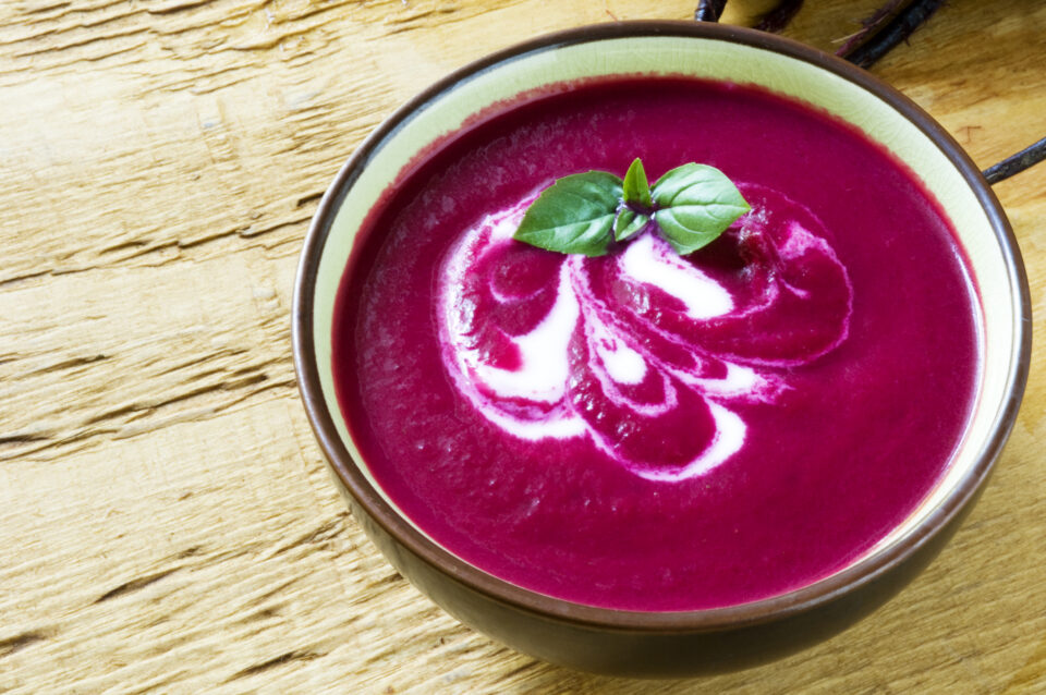 Violet colored beet soup in bowl on the counter - Nők Lapja hetvegi-gasztro-1500-alatt-23