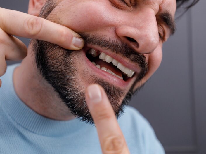 hiányzó fogú férfi