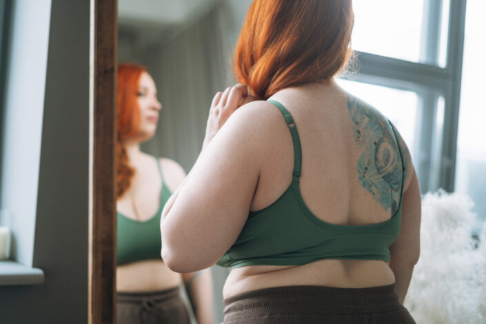 túlsúlyos nő hátulról