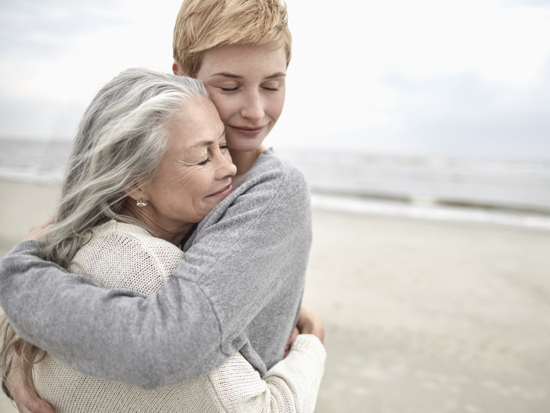 idősebb és fiatalabb nő ölelkezik