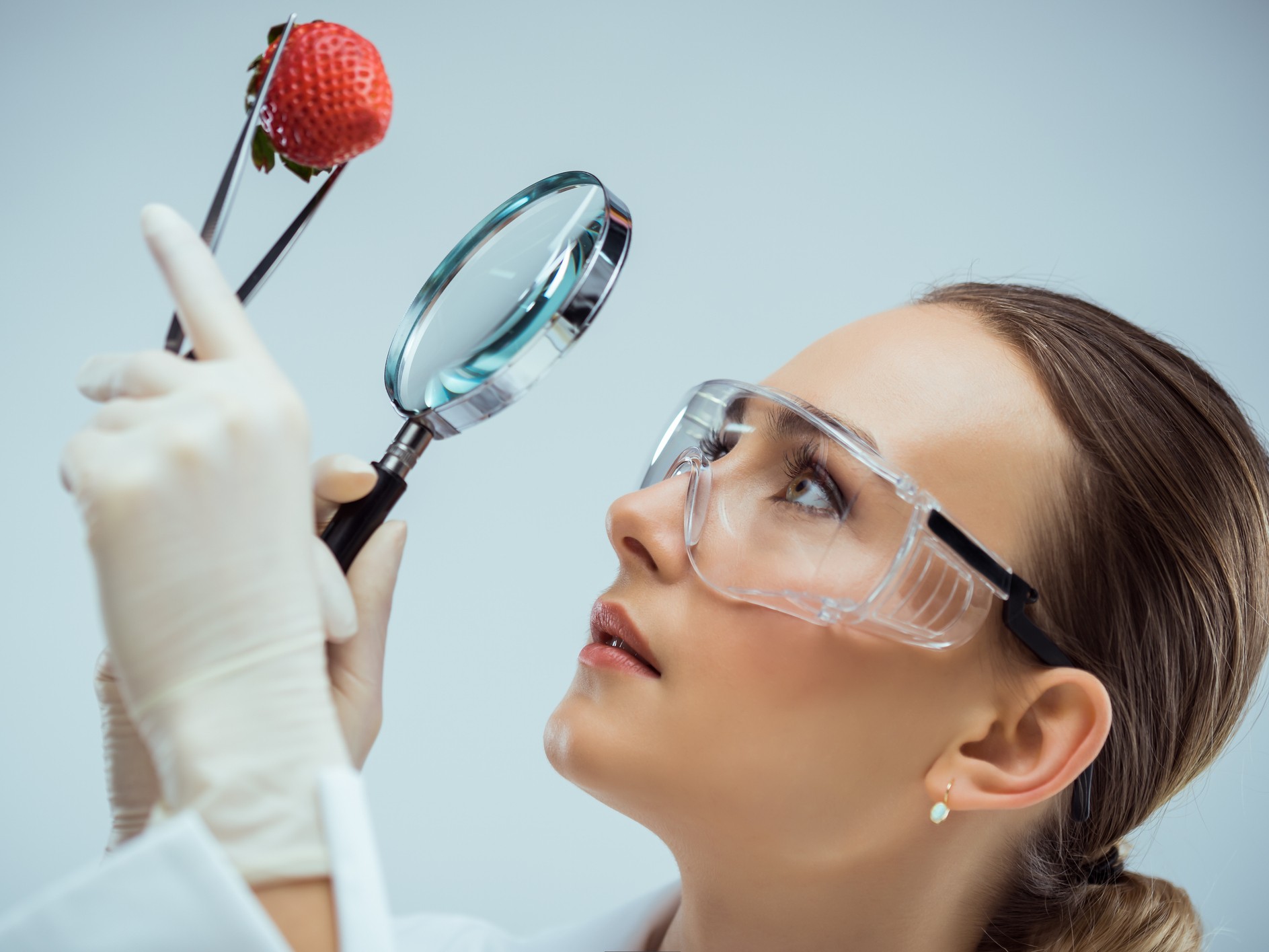 tudós nő epret néz