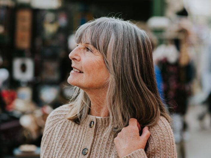 idősebb nő ősz haj utcán mosoly frufru