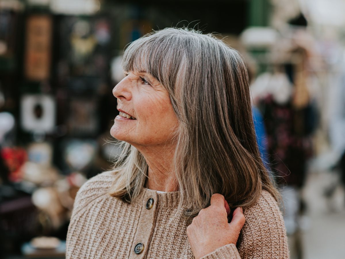 idősebb nő ősz haj utcán mosoly frufru