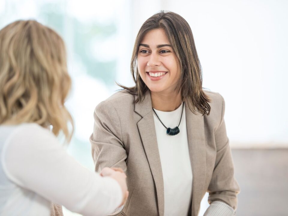 két nő bemutatkozik