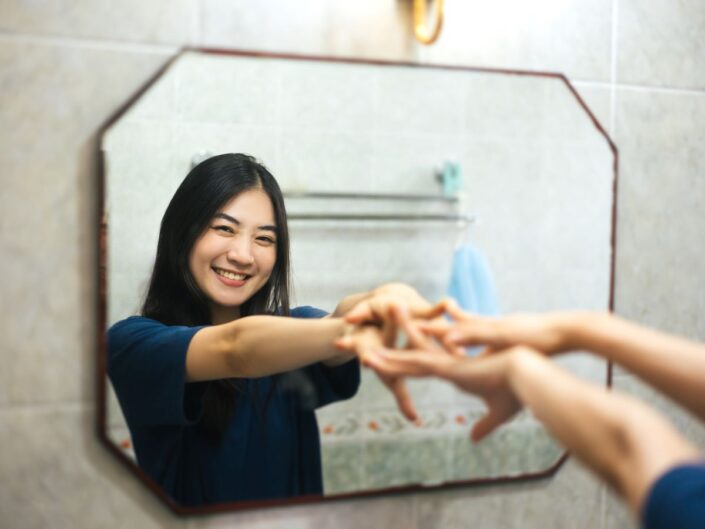 nő beszél magához tükörben