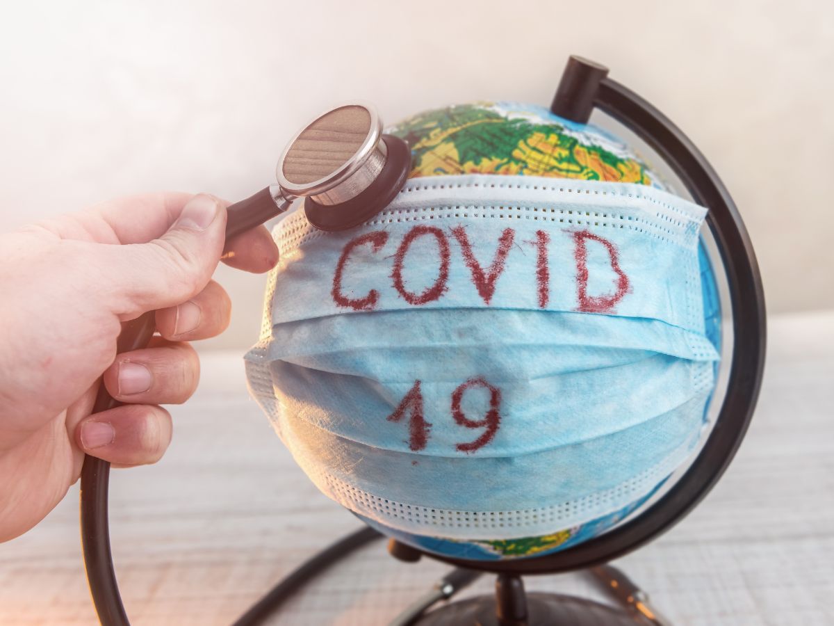 földgömb rajta covid feliratú maszk