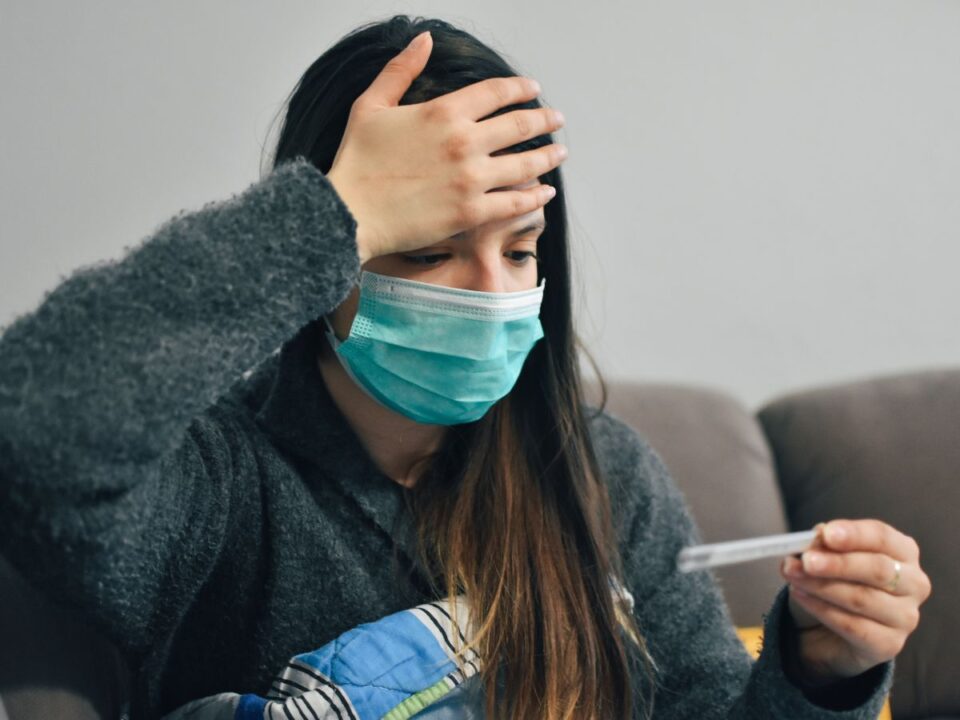 frankenstein-uj-covid-varians-terjed-europaban - Nők Lapja nő maszkban lázat mér