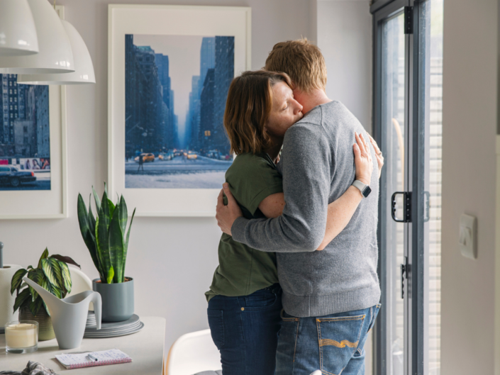 férfi nő otthon ölelés