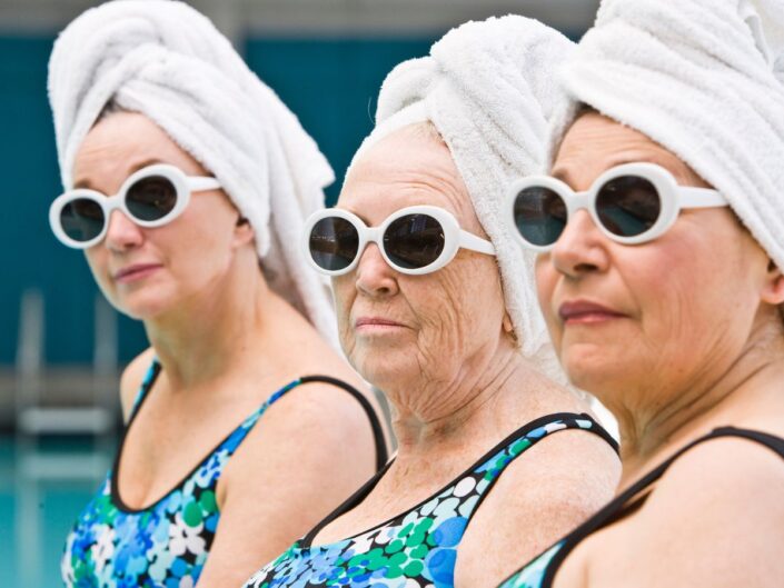 három nő törölköző napszemüveg strand