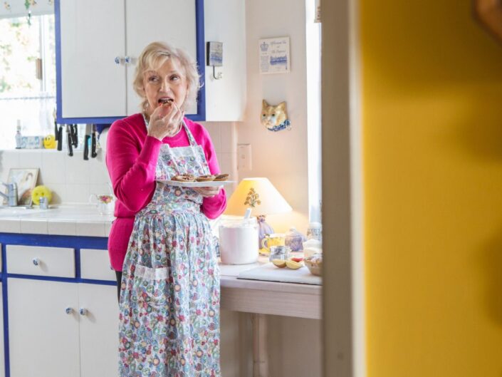 idős nő konyha eszik